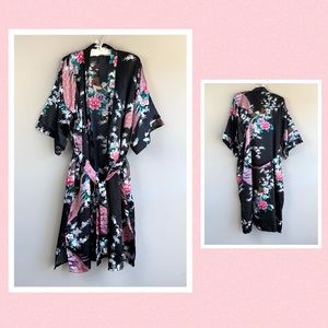 Sam Well satiny bathrobe with peacock print on black background short sleeve